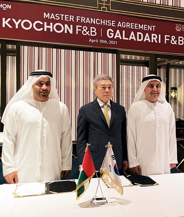 Kyochon F&B signs a master franchise agreement with Galadari Brothers Group (From left: Mohammed Galadari, So Jin-se, Suhail Galadari / Courtesy of Kyochon F&B)
