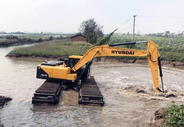 Hyundai's　amphibious　excavator　(Courtesy　of　Hyundai　Construction　Equipment)