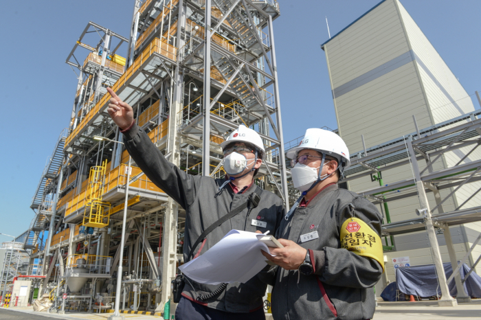 LG　Chem　employees　in　front　of　the　company's　new　CNT　production　facilities　(Courtesy　of　LG　Chem) 