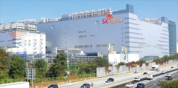 SK　Telecom's　move　will　likely　allow　more　active　investment　of　SK　Hynix　(Courtesy　of　SK　Hynix)