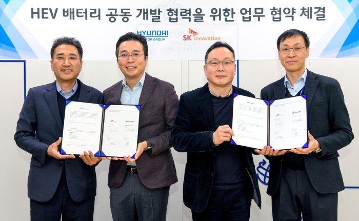 Hyundai　Motor,　KIA　and　SK　Innovation　ink　partnership　on　hybrid　car　battery　development.　From　left:　Choi　Woo-suk,　head　of　Hyundai　Motor　&　KIA's　electrification　center;　Kim　Yoo-suk,　head　of　SK　Innovation's　battery　marketing　division;　Park　Chan-young,　head　of　Hyundai　Motor　&　KIA's　powertrain　parts　purchasing　division;　and　Lee　Jang-won,　head　of　SK　Innovation's　battery　research　institute　(Courtesy　of　Hyundai　Motor)