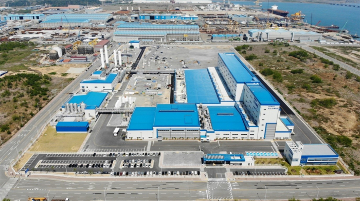 The　area　of　the　company's　Gwanyang　plant　site　is　equivalent　to　20　soccer　fields.