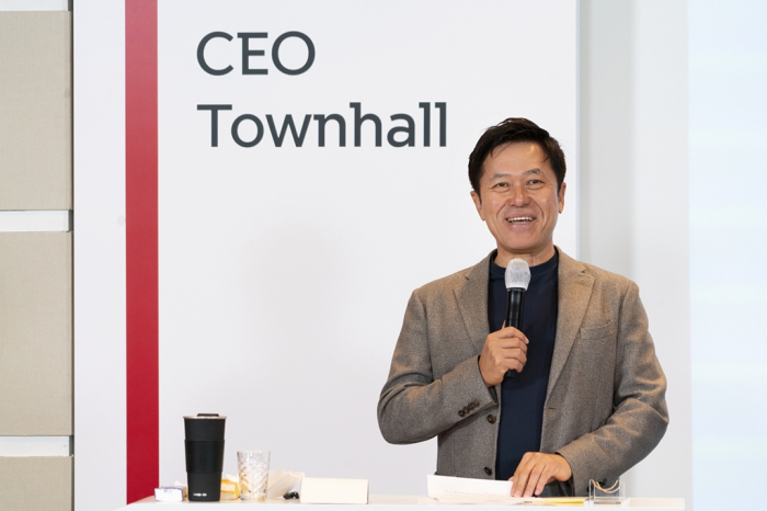 SK　Telecom　CEO　Park　Jung-ho　explains　the　company's　spin-off　plan　during　a　town　hall　meeting.