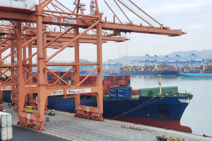 HMM　deployed　a　4,600-TEU　container　on　Apr.　25　to　help　domestic　exporters　ship　goods　to　Europe.　(Courtesy　of　HMM)
