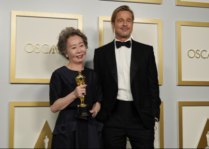 Youn　Yuh-jung　poses　with　her　new　Oscar　alongside　Minari　producer　Brad　Pitt.