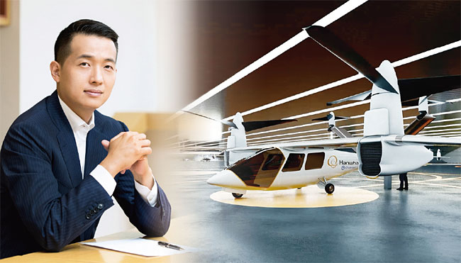 Hanwha　Group's　heir　apparent　Kim　Dong-kwan　and　Hanwha　System's　air　taxi　prototype　(Courtesy　of　Hanwha　Group)