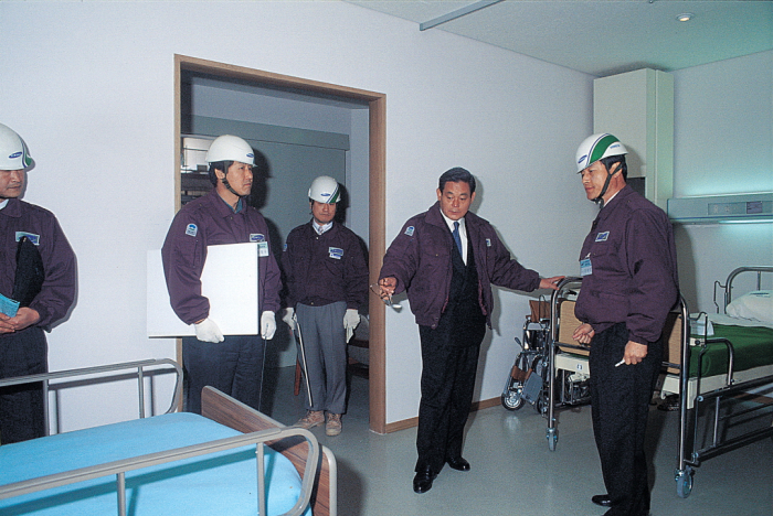 Lee　Kun-hee　inspects　the　construction　of　Samsung　General　Hospital