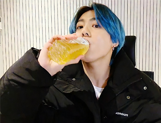 BTS'　Jungkook　drinking　Teazen's　kombucha