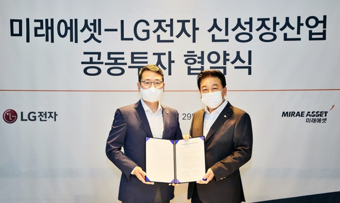 LG　Electronics　CSO　Cho　Joo-wan　(L)　and　Mirae　Asset　Capital　chief　Lee　Man-hee　agree　to　launch　a　startup　fund.