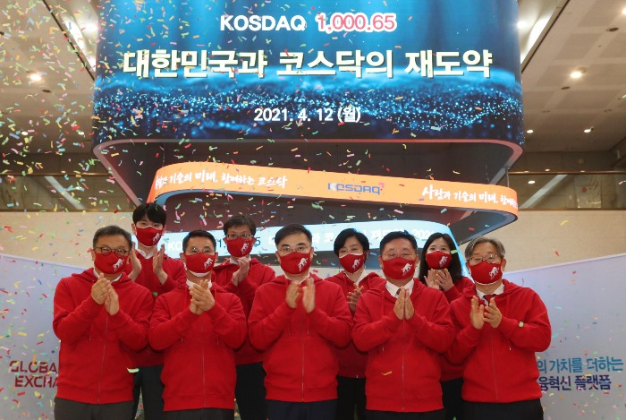 Korea　Exchange　Chairman　Sohn　Byung-doo　(center)　and　other　officials　of　the　bourse　are　clapping　at　a　congratulation　ceremony　after　the　Kosdaq　index　surpasses　the　1,000　point　level　for　the　first　time　in　almost　21　years　on　Apr.　12