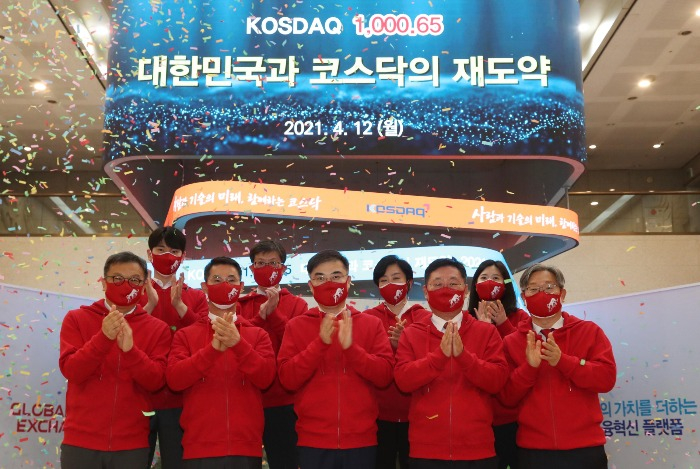 Korea Exchange Chairman Sohn Byung-doo (center) and other officials of the bourse are clapping at a congratulation ceremony after the Kosdaq index surpasses the 1,000 point level for the first time in almost 21 years on Apr. 12