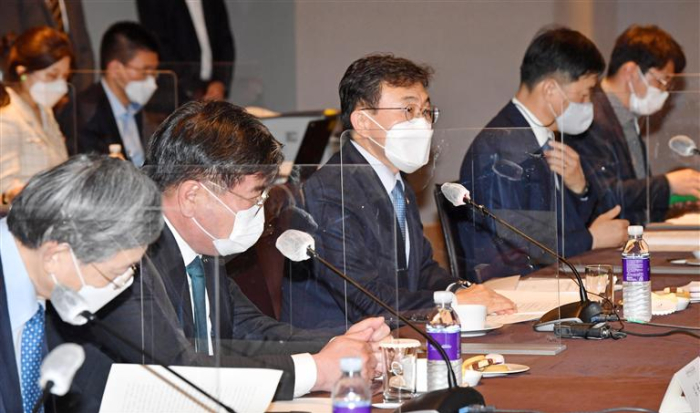 Welfare　Minister　Kwon　Deok-chul　(center)　speaks　at　the　NPS　investment　management　committee　meeting　on　Apr.　30