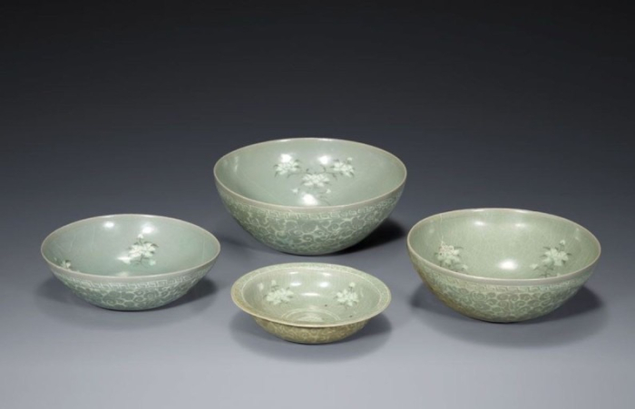 ▲　Celadon　Bowls　and　Dish　with　Inlaid　Peony　Design,　1039th　treasure　of　South　Korea
