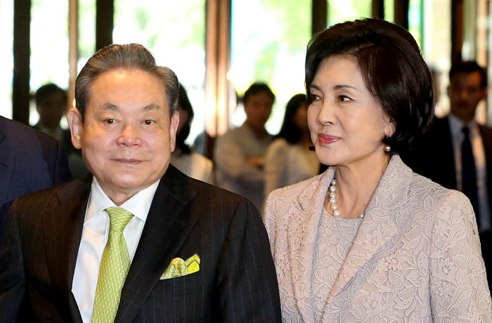 The　late　Samsung　Chairman　Lee　Kun-hee　with　his　wife　Hong　Ra-hee