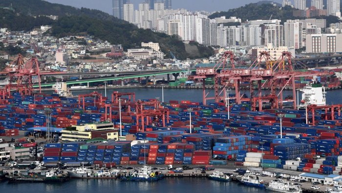 Port　congestion　at　the　new　Busan　port　is　getting　worse.