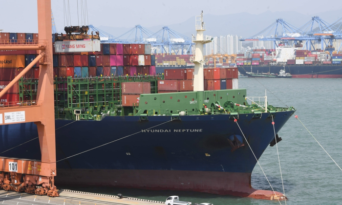 The　Hyundai　Neptune　had　to　wait　for　two　days　to　berth　at　Busan　port　on　Apr.　30.