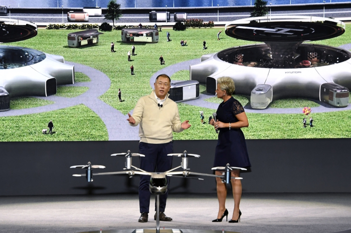 现代汽车集团会长郑义宣在介绍城市空中交通计划。