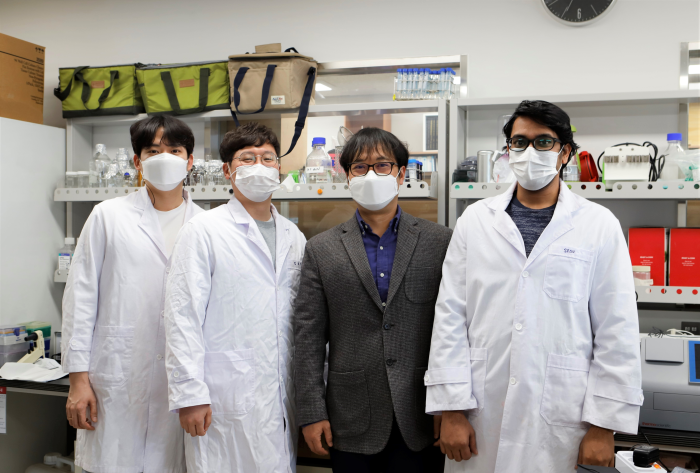 Professor Park Sungkown (second from right)