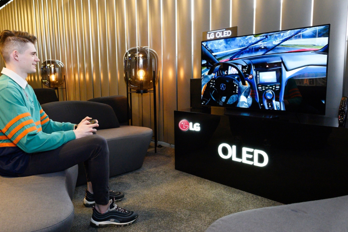 LG's　OLED　gaming　TV