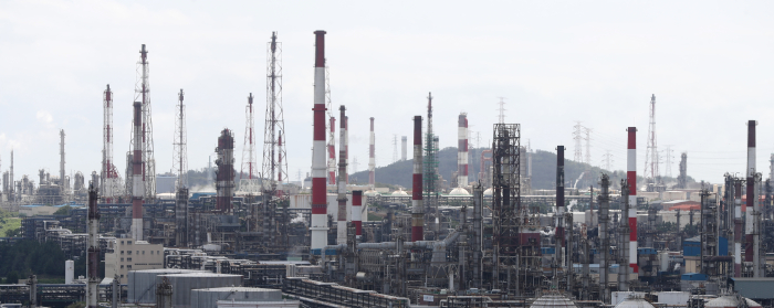 Petrochemical　complex　in　Ulsan,　South　Korea