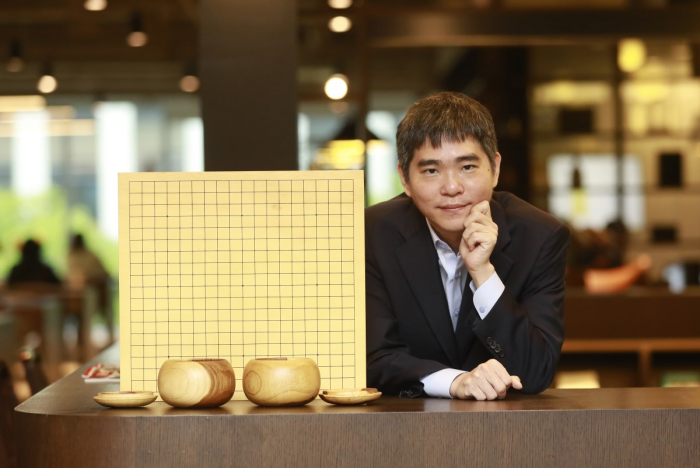 Go　grandmaster　Lee　Se-dol　is　the　only　human　to　beat　AlphaGo.