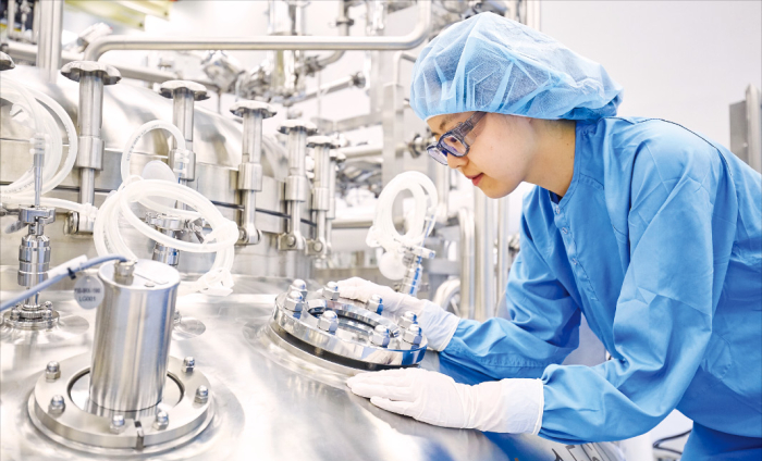 A　researcher　at　Samsung　Biologics'　plant　in　Songdo,　Incheon.