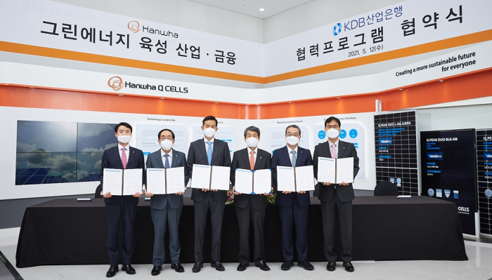 Hanwha　Solutions　CEO　Kim　Dong-kwan　(third　from　left)　and　KDB　Chairman　Lee　Dong-gull　(fourth　from　left)
