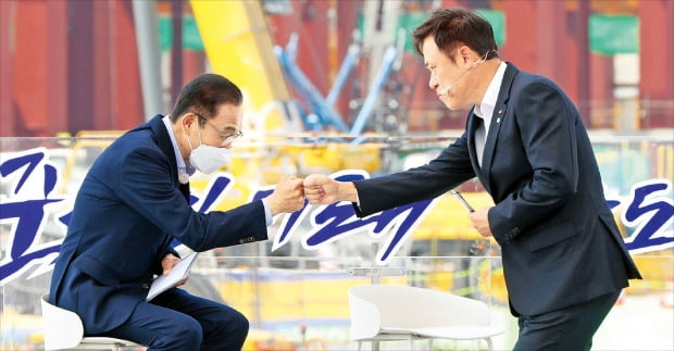 Samsung Electronics Vice Chairman Kim Ki-nam (left) and SK Hynix Vice Chairman Park Jung-ho (right) commit to the national K-Semiconductor Belt initiaive at a kick-off event May 13.