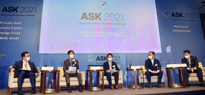 POBA CIO (second from left), Teachers' Pension CIO (center), SEMA CIO (second from right), Hyundai Marine & Fire Insurance executive director (far right)