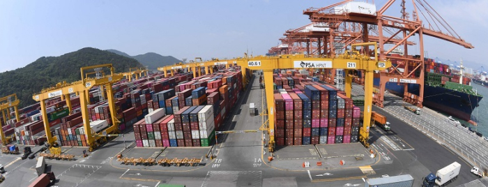 Piles　of　container　boxes　waiting　to　be　shipped　in　the　port　of　Busan,　South　Korea