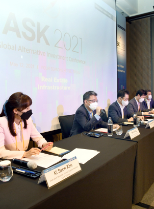 POBA's head of overseas real estate investment Harry Song speaks during the panel talks