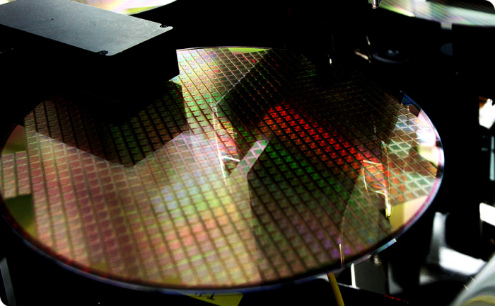 DB　HiTek's　200　mm　wafers 