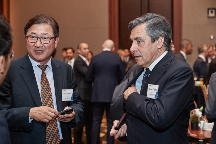 Lee　Sang-hee　(left)　and　François　Charles　Armand　Fillon,　a　former　French　prime　minister,　during　an　interview　with　The　Korea　Economic　Daily　on　the　sidelines　of　the　ASK　Summit　2018