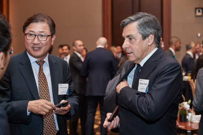 Lee Sang-hee (left) and François Charles Armand Fillon, a former French prime minister, during an interview with The Korea Economic Daily on the sidelines of the ASK Summit 2018