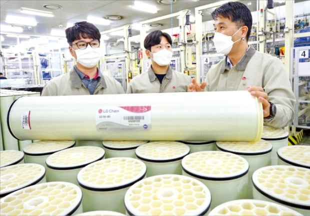 LG　Chem's　reverse　osmosis　(RO)　filter　manufacturing　plant　in　Cheongju,　South　Korea
