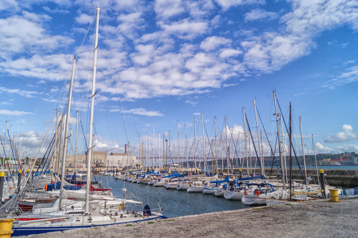 Yachts　docking　at　a　marina　in　Lisbon,　Portugal　(Source:　Getty　Images　Bank)