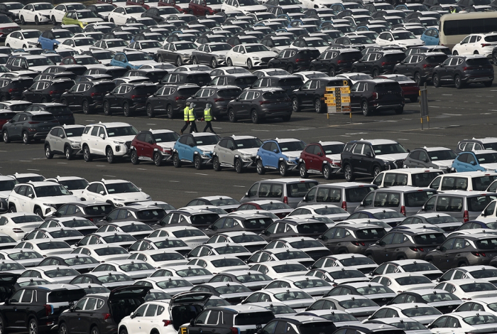 Cars　parked　at　Hyundai　Motor　plant　in　Ulsan　awaiting　export