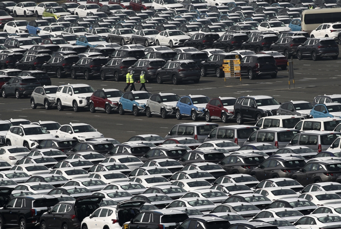 Cars　parked　at　Hyundai　Motor　plant　in　Ulsan　awaiting　export