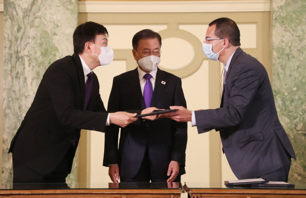 South　Korea-US　vaccine　partnership　event　held　in　Washington　D.C.　May　22　(From　left:　Samsung　Biologics　CEO　John　Rim,　South　Korean　President　Moon　Jae-in,　Moderna　CEO　Stéphane　Bancel)