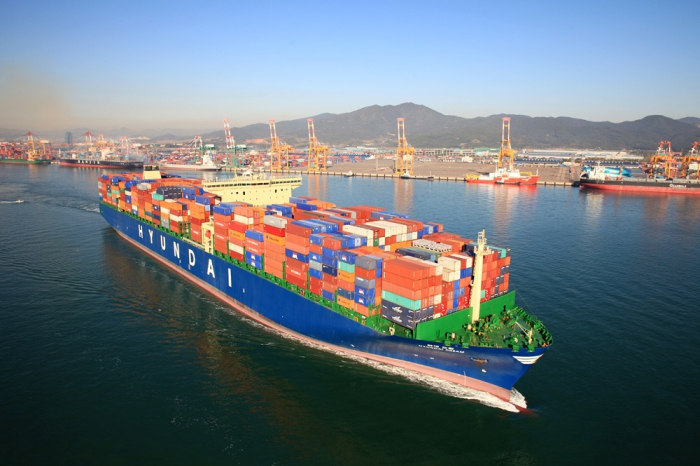 A　container　ship　built　by　Hyundai　Heavy