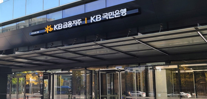 KB　Financial　Group　is　the　country's　largest　banking　group