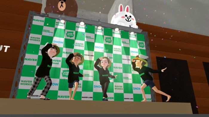 Naver's　new　employees　attend　an　orientation　session　as　avatars　in　a　virtual　space　created　on　Zepeto. 