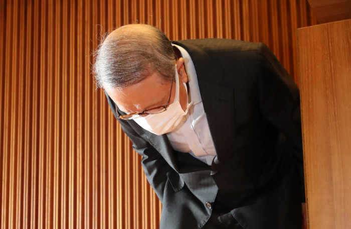 Namyang's former chairman Hong Won-sik makes a public apology on May 4