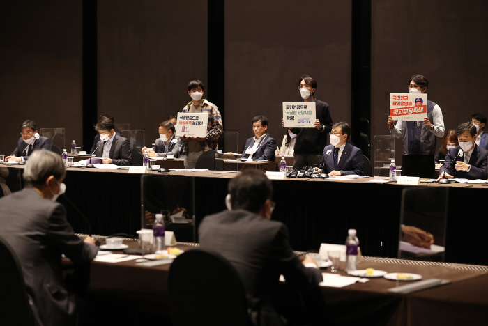 Civic　group　activists　protest　ahead　of　the　NPS'　Investment　Management　Committee　meeting　May　28,　calling　for　NPS　participation　in　welfare　projects