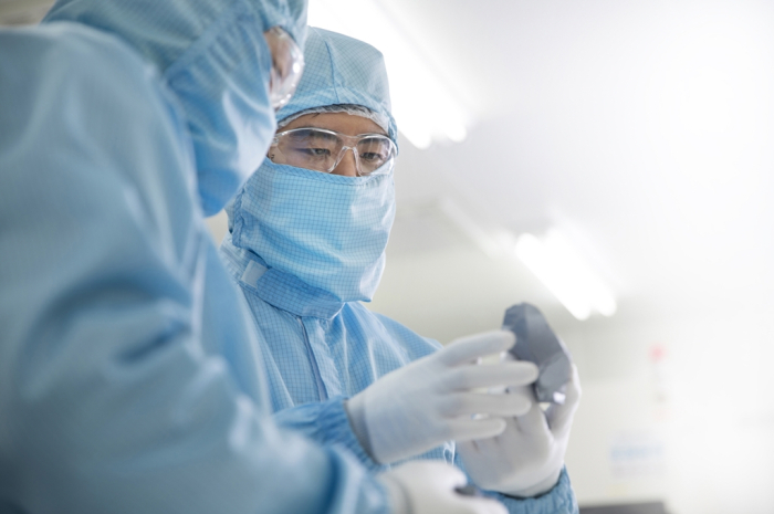 Workers　at　OCI,　the　only　Korean　maker　of　polysilicon,　a　raw　material　used　in　solar　cells