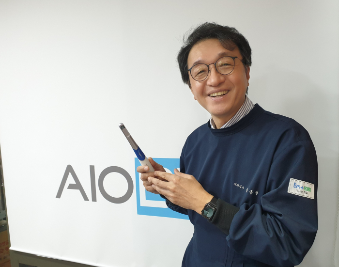 Dr.　Yoon　Hong-cheol,　AIOBIO's　CEO,　holding　the　company's　representative　product　Qraypen　C