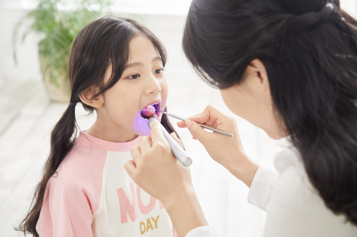 Qray M is a Q-ray device for at-home dental check-ups