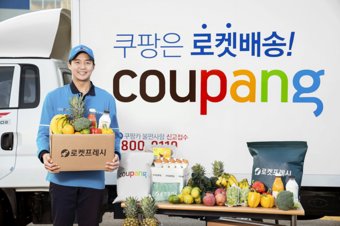 Coupang's　delivery　man　and　delivery　truck