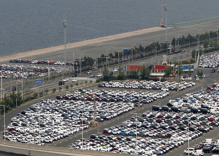 Cars　parked　at　Hyundai　Motor　plant　in　Ulsan　awaiting　export.