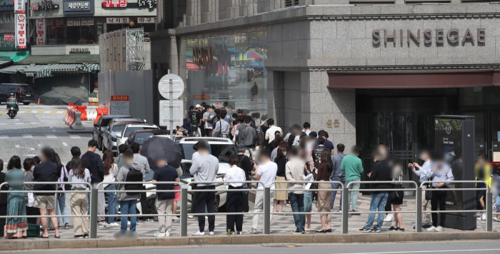 A　long　line　of　people　waiting　for　the　luxury　brand　outlet　to　open　at　Shinsegae　department　store.
